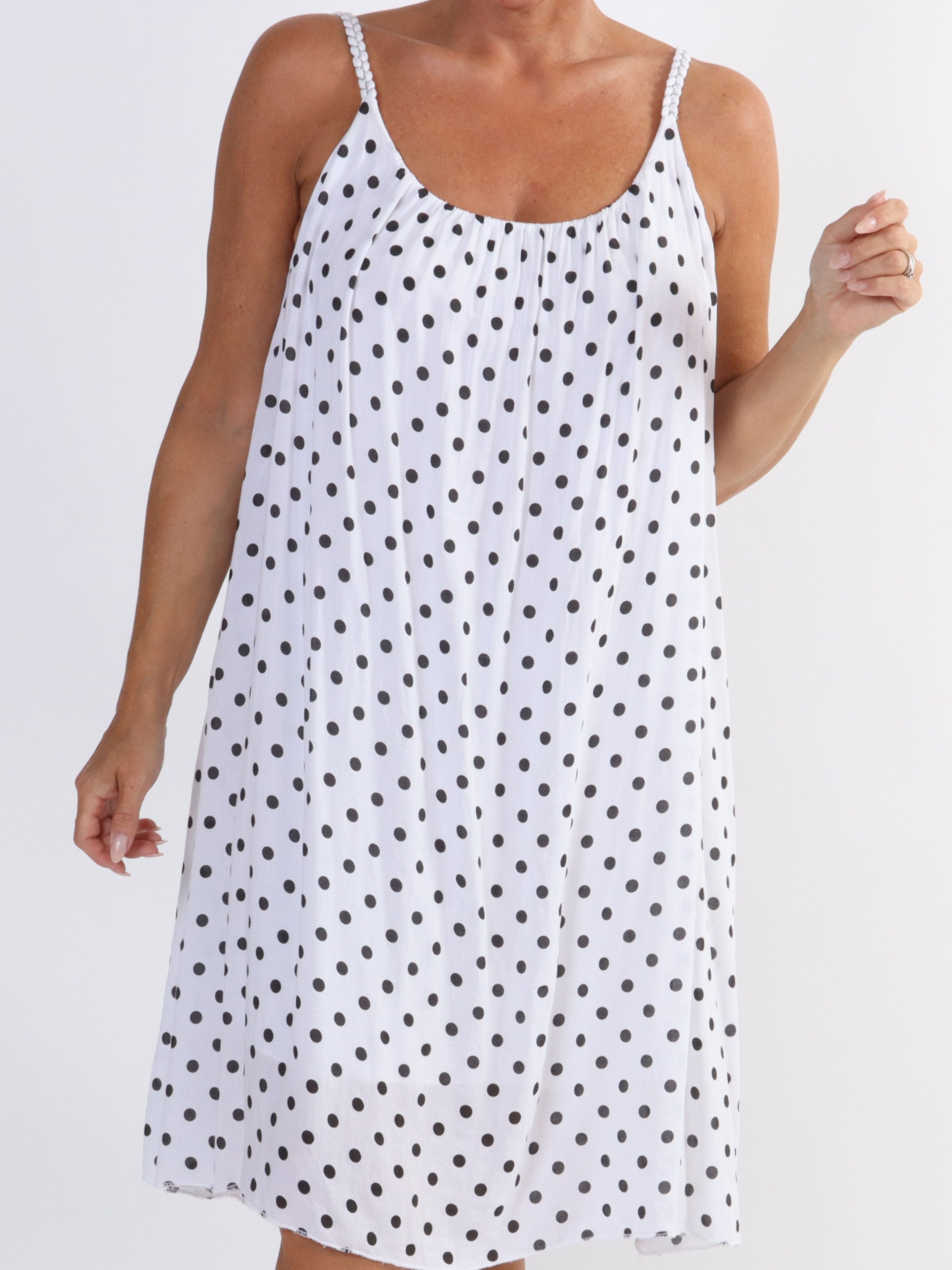 Annie Dot - Prikket plus size kjole i viskose med flettet stropper